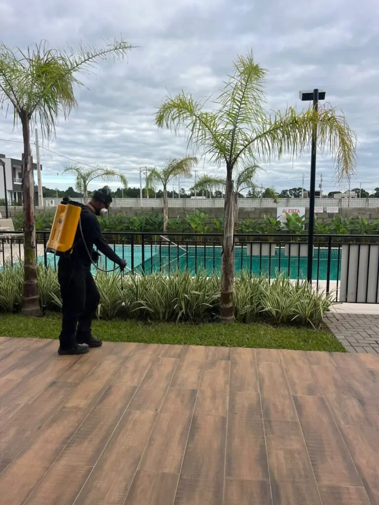 Técnico da AJM realizando desinsetização na área da piscina de um condomínio