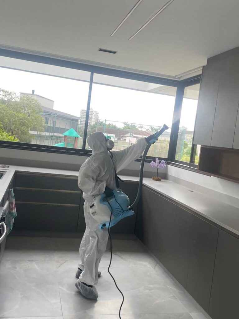 Técnico da AJM realizando sanitização de cozinha com nebulizador